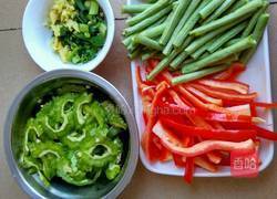 素炒苦瓜豆角的做法图解1