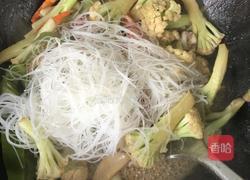 花菜炒鲜味粉丝的做法图解3