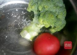西兰花炒西红柿的做法图解1