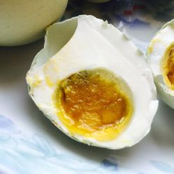 两步腌出油汪汪的咸鸭蛋的做法[图]
