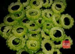 苦瓜和洋葱的做法图解2