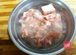 黑麻麻炸排骨的做法图解1