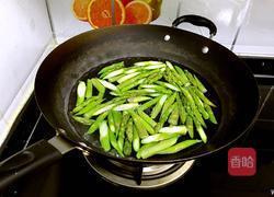 鸡蛋炒芦笋虾仁的做法图解4