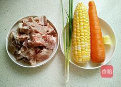玉米胡萝卜炖脊骨汤的做法图解1