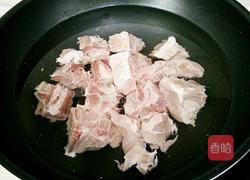 玉米胡萝卜炖脊骨汤的做法图解3