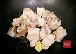 玉米胡萝卜炖脊骨汤的做法图解6