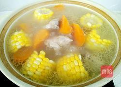 玉米胡萝卜炖脊骨汤的做法图解9