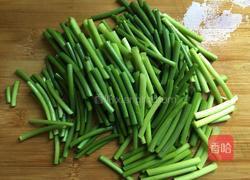 蒜苔炒腊肉的做法图解2