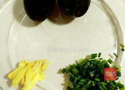 传统广式皮蛋瘦肉粥的做法图解4