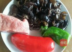 木耳炒肉片的做法图解1