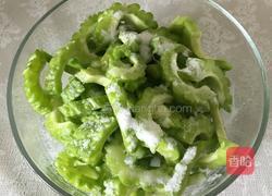 清炒苦瓜的做法图解1