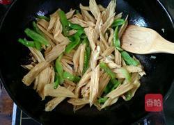 青椒炒腐竹的做法图解7