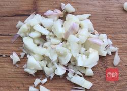 青椒调红薯粉皮的做法图解1