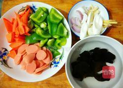 甜椒炒火腿肠的做法图解1