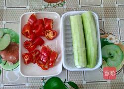 丝瓜辣椒圈的做法图解1