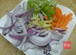洋葱炒熏肉的做法图解2
