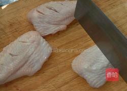 红酒焖鸡翅的做法图解1