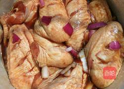 红酒焖鸡翅的做法图解3