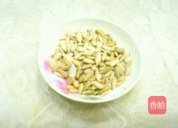 瓜子仁玉米粒炒火腿的做法图解2