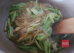 芹菜炒粉条的做法图解5