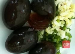 葱油烫皮蛋的做法图解1
