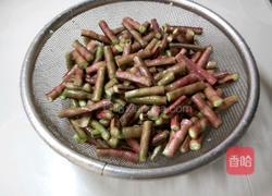 鸡蛋搭配紫豆角的做法图解1