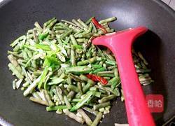 鸡蛋搭配紫豆角的做法图解12