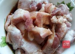 黄花菜炖滑肉的做法图解2