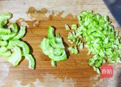 苦瓜胡萝卜煎蛋的做法图解1