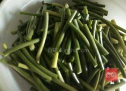 蒜苔炒鸡胗的做法图解1