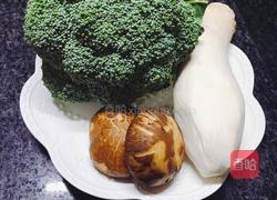 西兰花双菇的做法图解1