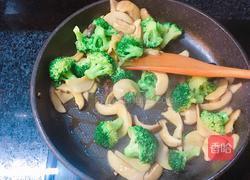 西兰花双菇的做法图解6