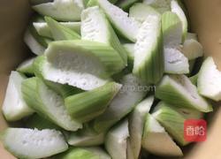 鸭蛋炒丝瓜的做法图解1