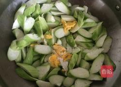 鸭蛋炒丝瓜的做法图解3