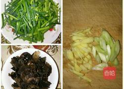 韭菜苔炒木耳的做法图解1