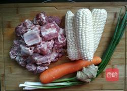 玉米排骨汤的做法图解1