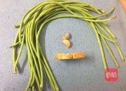 豆角炒肉饼的做法图解1