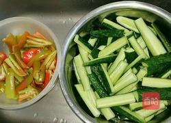 秘制黄瓜条(麻辣清爽)的做法图解2
