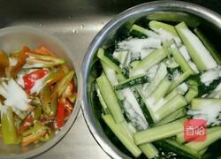 秘制黄瓜条（麻辣清爽）的做法图解3