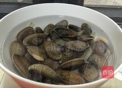 姜葱爆花甲的做法图解1