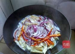 洋葱腐竹拌木耳的做法图解3