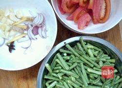 番茄炒豆角的做法图解1