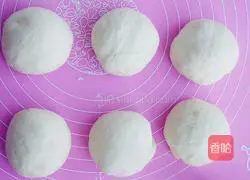 Illustration of how to make Italian thin crust pizza with homemade pizza sauce 6