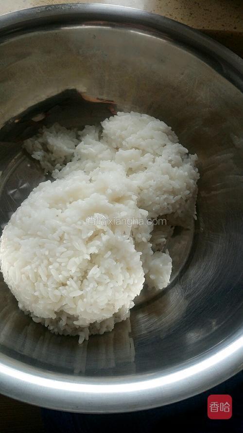 2碗米饭,最好新焖的饭,散热变温,不能热着拌