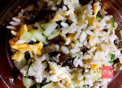 鸡蛋木耳黄瓜炒饭的做法图解7