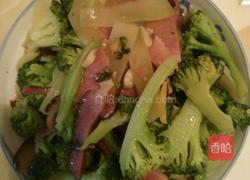 西兰花炒腊肉的做法图解3
