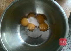 蔓越莓中空戚风的做法图解3