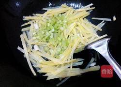 芹菜炒土豆丝的做法图解4