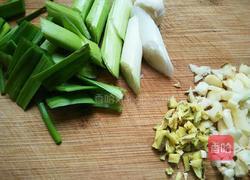 蒜香鳗鱼干的做法图解2