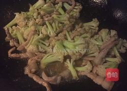 散花菜炒肉的做法图解3